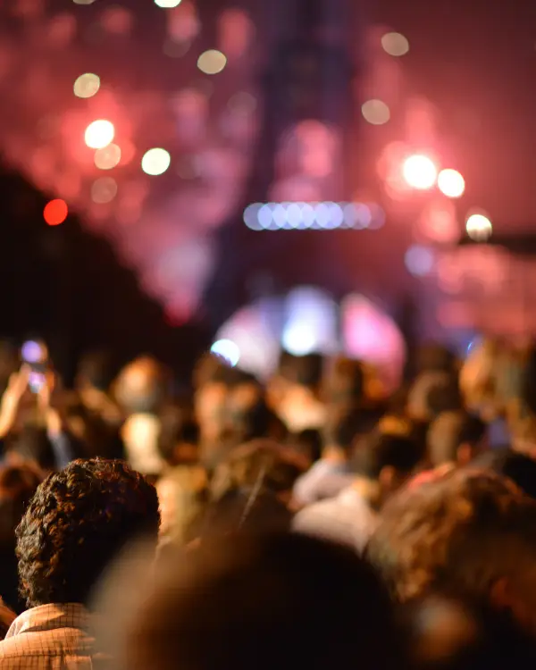 Πλήθος σε festival με φώτα
